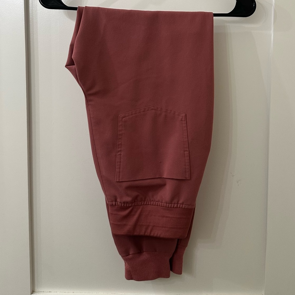 FIGS Zamora High Waisted Scrub Pants in Mauve XS
